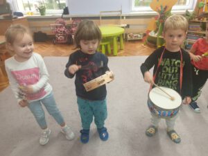 Julka, Mikołaj i Leon grają na instrumentach.