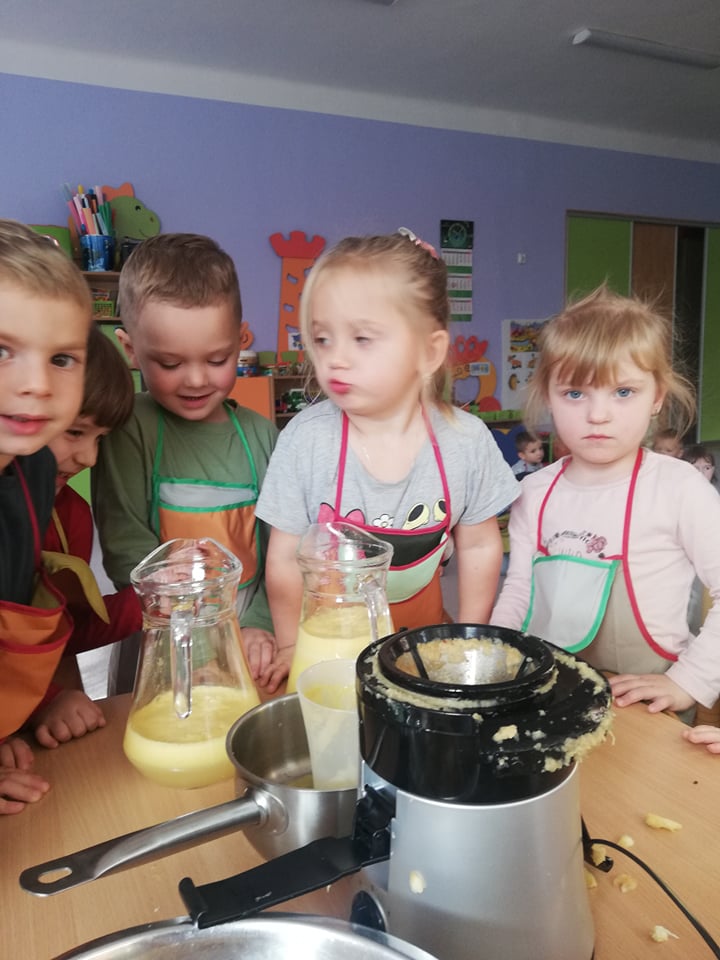 Dzieci robią sok w sokowirówce