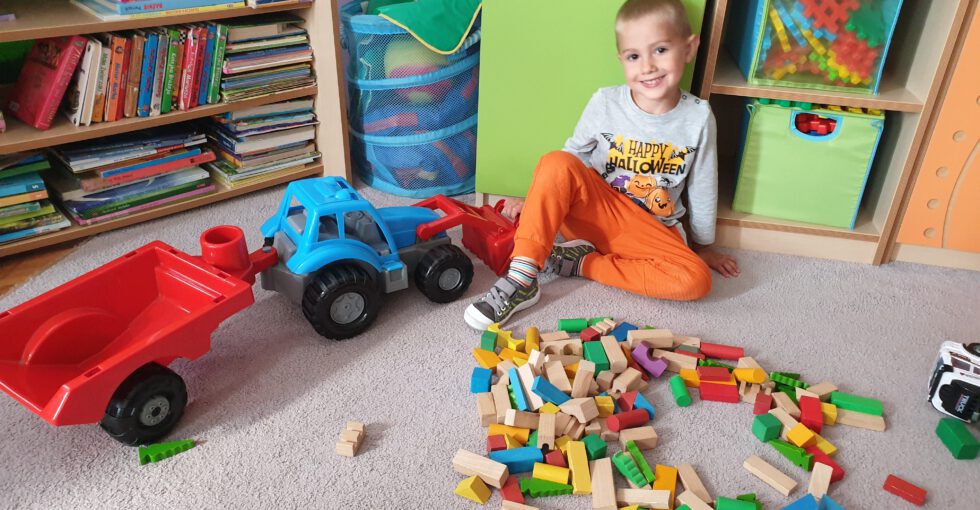 Olek bawi się traktorem.
