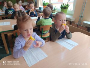Dzieci podczas jedzenia kukurydzy