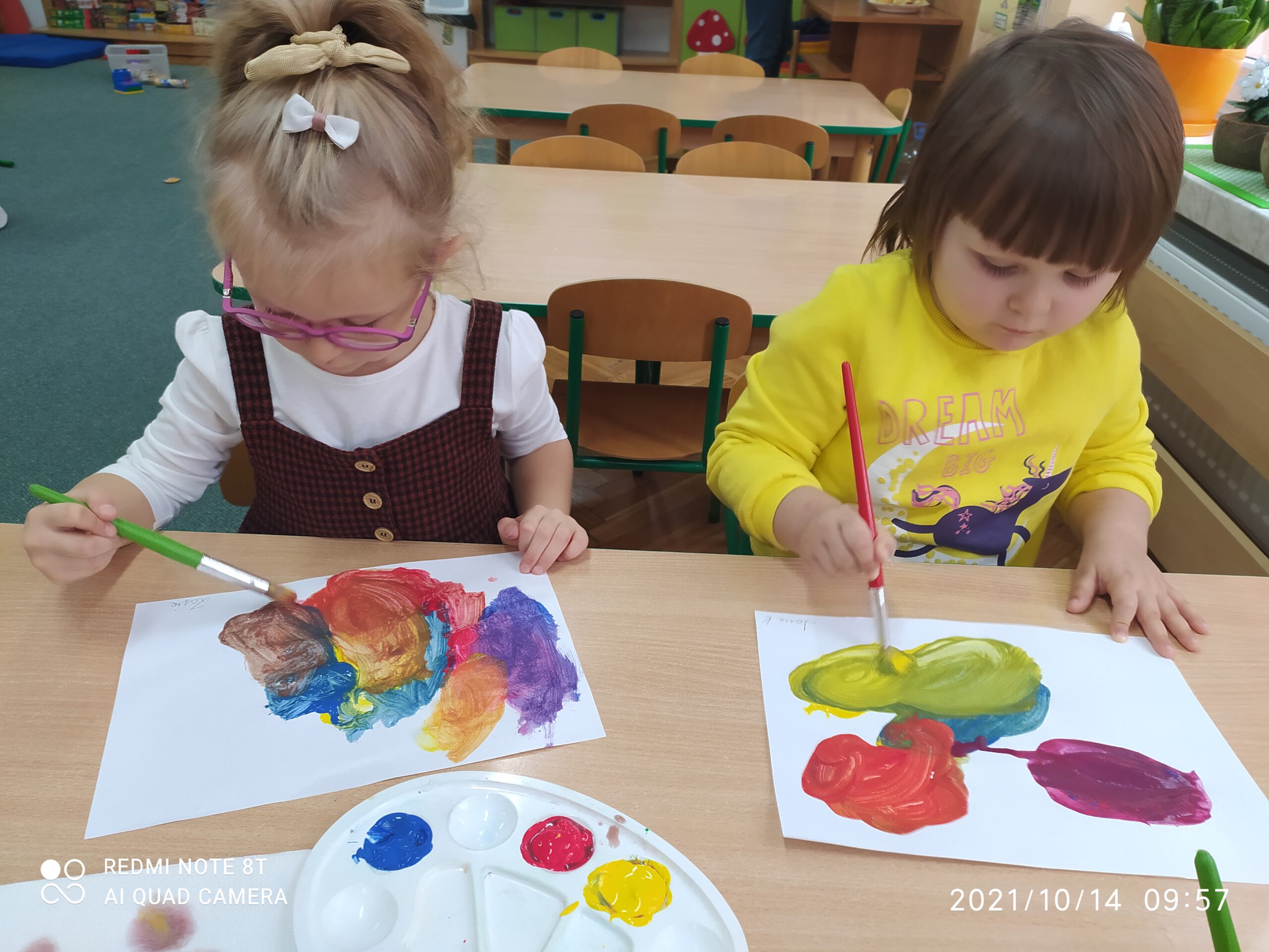 Dzieci poznają kolory podstawowe: żółty, czerwony i niebieski oraz różnicę między kolorem, z barwą. Połączenie koloru żółtego z czerwonym daje nam kolor pomarańczowy.