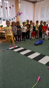 Julcia pokazuje jak poprawnie przejść przez przejście - zebre.