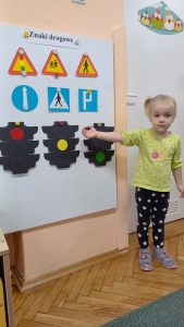 Zuzia nazywa kolory świateł na sygnalizacji świetlnej