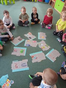                 Dzieci oglądają puzzle                                              