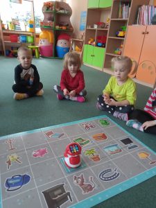Dzieci przypatrują się robotowi