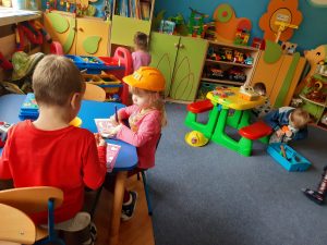 Zabawa swobodna jest (i nadal powinno tak pozostać) podstawową aktywnością dziecka w wieku przedszkolnym i celem samym w sobie. 