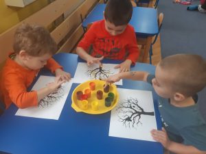 Jesienne drzewa - praca plastyczna. Malowanie metodą 5 palców.