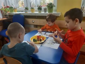 Jesienne drzewa - praca plastyczna. Malowanie metodą 5 palców.