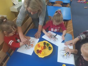 Jesienne drzewa - praca plastyczna. Malowanie metodą 5 palców.