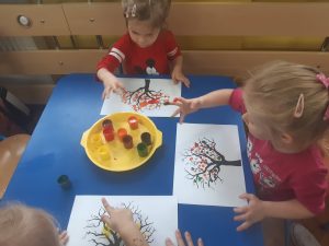 Jesienne drzewa - praca plastyczna. Malowanie metodą 5 palców.