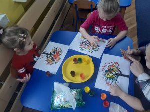 Jesienne drzewa - praca plastyczna. Malowanie metodą 5 palców.