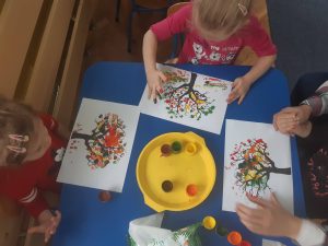 Jesienne drzewa - praca plastyczna. Malowanie metodą 5 palców.