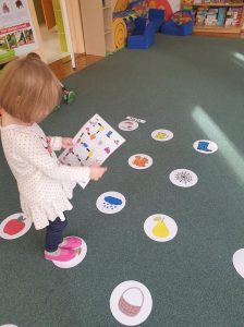 Poszukiwanie jesieni - kodowanie na dywanie.