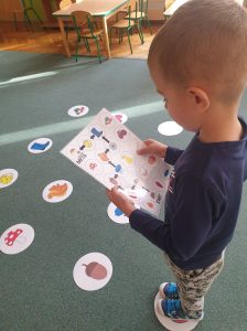 Poszukiwanie jesieni - kodowanie na dywanie.