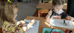 Praca plastyczna jesienne drzewa