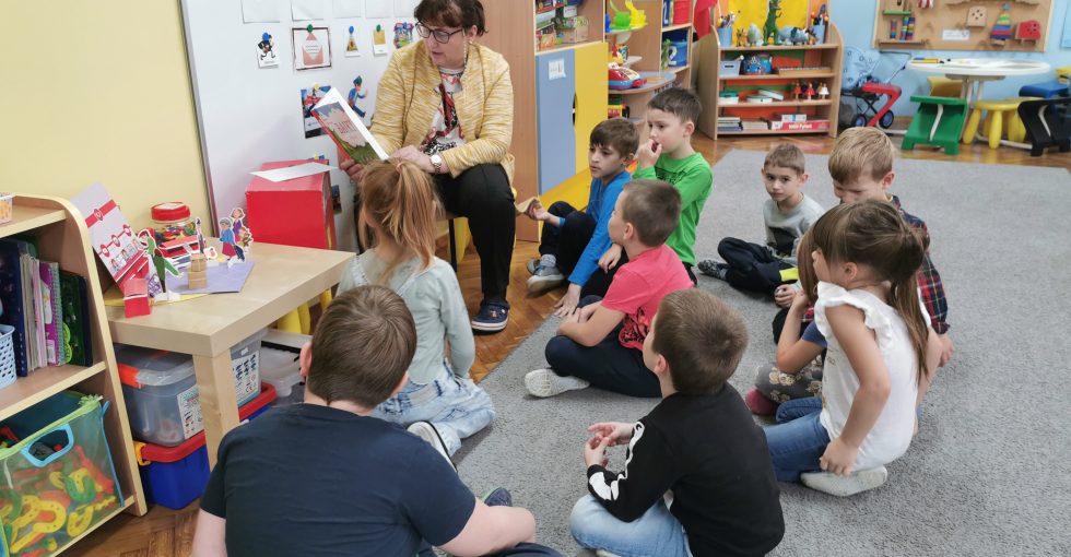 Słuchamy bajki pomagajki