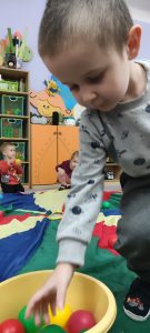 Zabawy rytmiczno-ruchowe z chustą