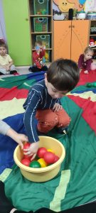 Zabawy rytmiczno-ruchowe z chustą