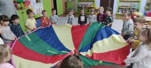Zabawy rytmiczno-ruchowe z chustą