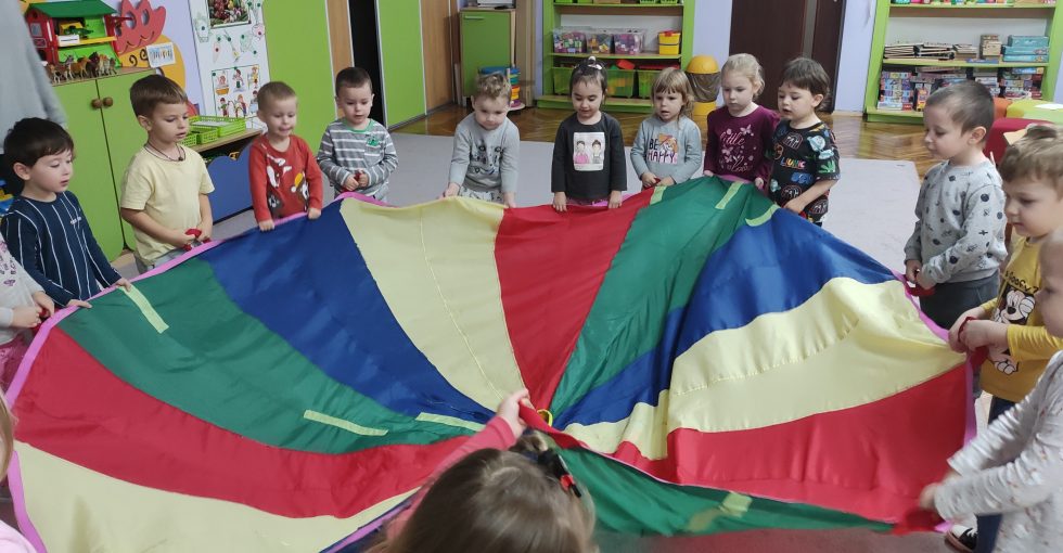 Zabawy rytmiczno-ruchowe z chustą
