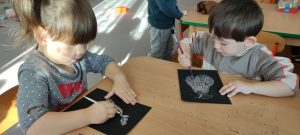 Praca plastyczna pt. "Lubimy jeść owoce".
