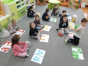 Utrwalamy poznane literki.