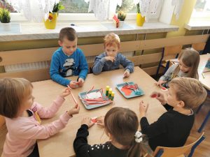 "BIAŁO - CZERWONE KOTYLIONY"