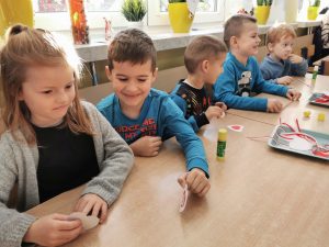 "BIAŁO - CZERWONE KOTYLIONY"