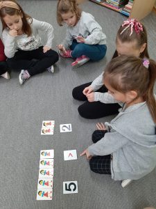 poznajemy znaki większości, mniejszości, równa się