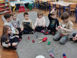 ORKIESTRA "SŁONECZKA"  - muzykowanie na instrumentach