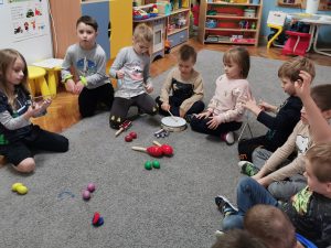 ORKIESTRA "SŁONECZKA"  - muzykowanie na instrumentach