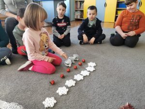 Zabawy matematyczne "Porządkujemy ozdoby choinkowe"