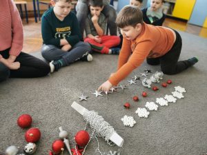 Zabawy matematyczne "Porządkujemy ozdoby choinkowe"
