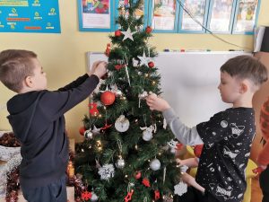 W świątecznym nastroju - ubieramy choinkę
