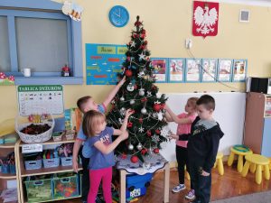 W świątecznym nastroju - ubieramy choinkę