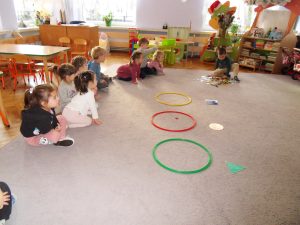 Poznajemy figury geometryczne kolo, kwadrat, trójkat.