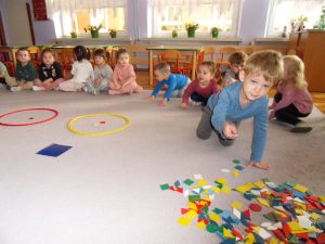 Poznajemy figury geometryczne kolo, kwadrat, trójkat.