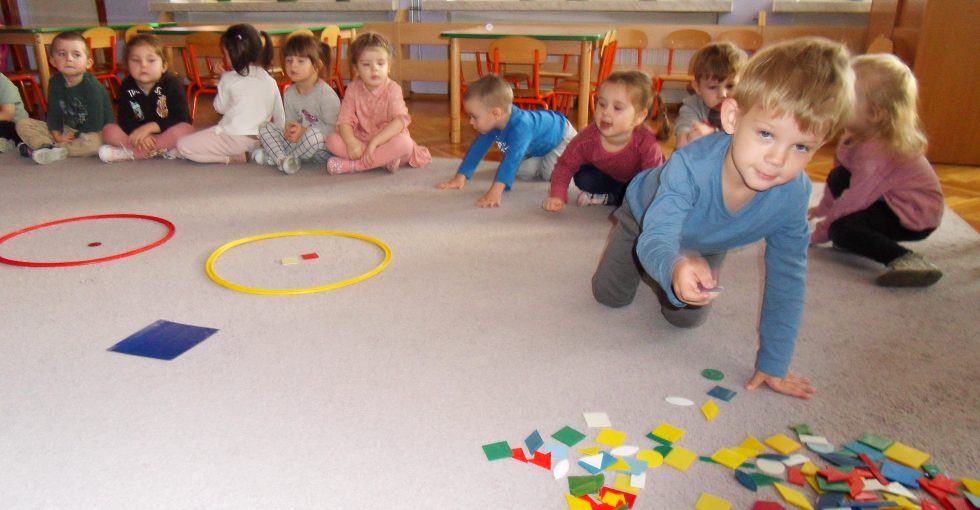 Poznajemy figury geometryczne kolo, kwadrat, trójkat.