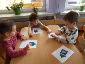 Poznajemy figury geometryczne kolo, kwadrat, trójkat.