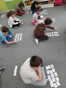 Rozsypanka sylabowa - układamy wyrazy, ćwiczymy czytanie.