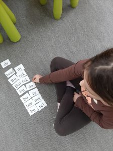 Rozsypanka sylabowa - układamy wyrazy, ćwiczymy czytanie.
