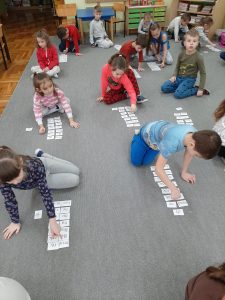 Rozsypanka sylabowa - układamy wyrazy, ćwiczymy czytanie.