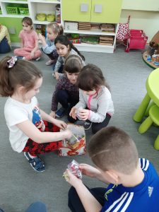  Urodziny Karoliny i Kingi- życzymy Wszystkiego Najlepszego, dużo zdrowia i spełnienia marzeń!!! - gr V Żabki 