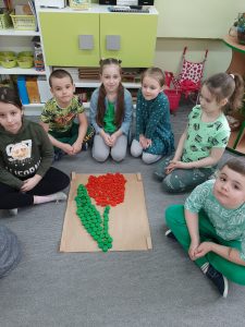 Pierwsze kwiaty wiosenne- poznajemy i układamy z zakrętek