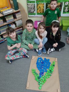 Pierwsze kwiaty wiosenne- poznajemy i układamy z zakrętek
