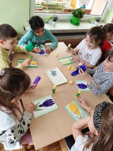 Krokusy- praca plastyczna- doskonalimy sprawność manualną