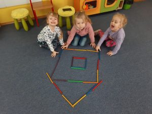 Poszerzanie doświadczeń i umiejętności plastycznych - Budka dla szpaczka. 