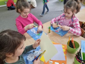 Lepimy bałwana -praca plastyczna - wykorzystanie odpadów-materiał