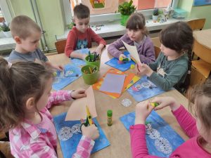 Lepimy bałwana -praca plastyczna - wykorzystanie odpadów-materiał