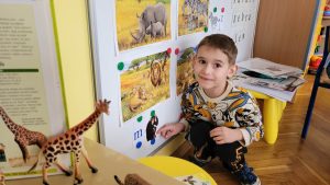 Wzbogacenie wiadomości na temat życia zwierząt egzotycznych. Utrwalenie nazw zwierząt, dzielenie na sylaby, wyznaczanie głoski w nagłosie, układanie zdań. Zabawa ruchowa "Zwierzęta dżungli i sawanny" 